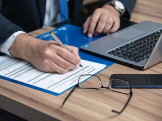 Со дня принятия присяги претендент получает статус адвоката